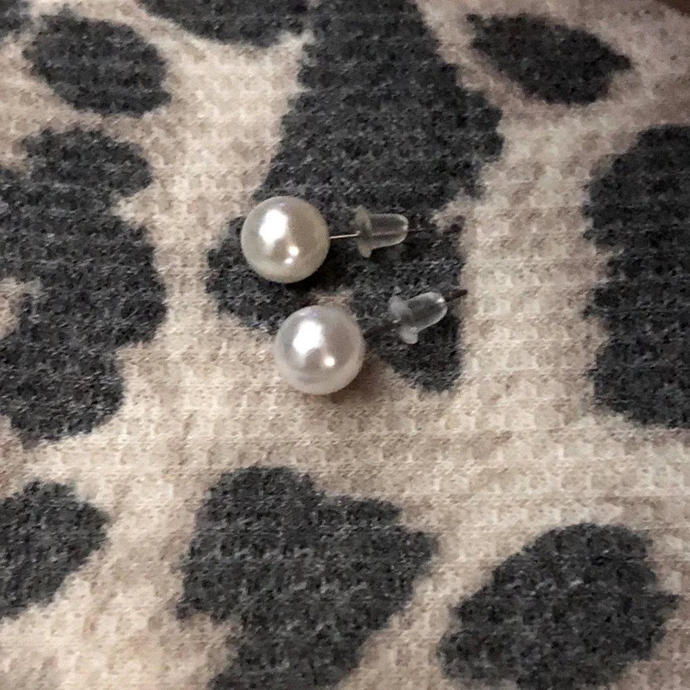 🕸️ Classic Faux Pearl Stud Earrings